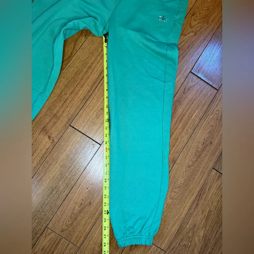 ALO Yoga Unisex Accolade Sweatpants in Lettuce - Picture 5 of 5